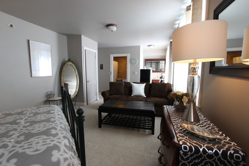 Applewood Apartments and Restaurant: 120 North Rd, Highland, NY 12528